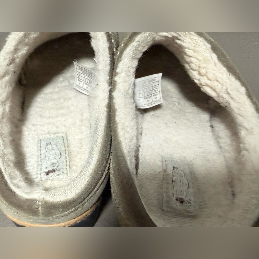 UGG Women’s Size 8 1/2 Lynwood Closed Toe Clogs Shoes Khaki Color Suede - Picture 5 of 15